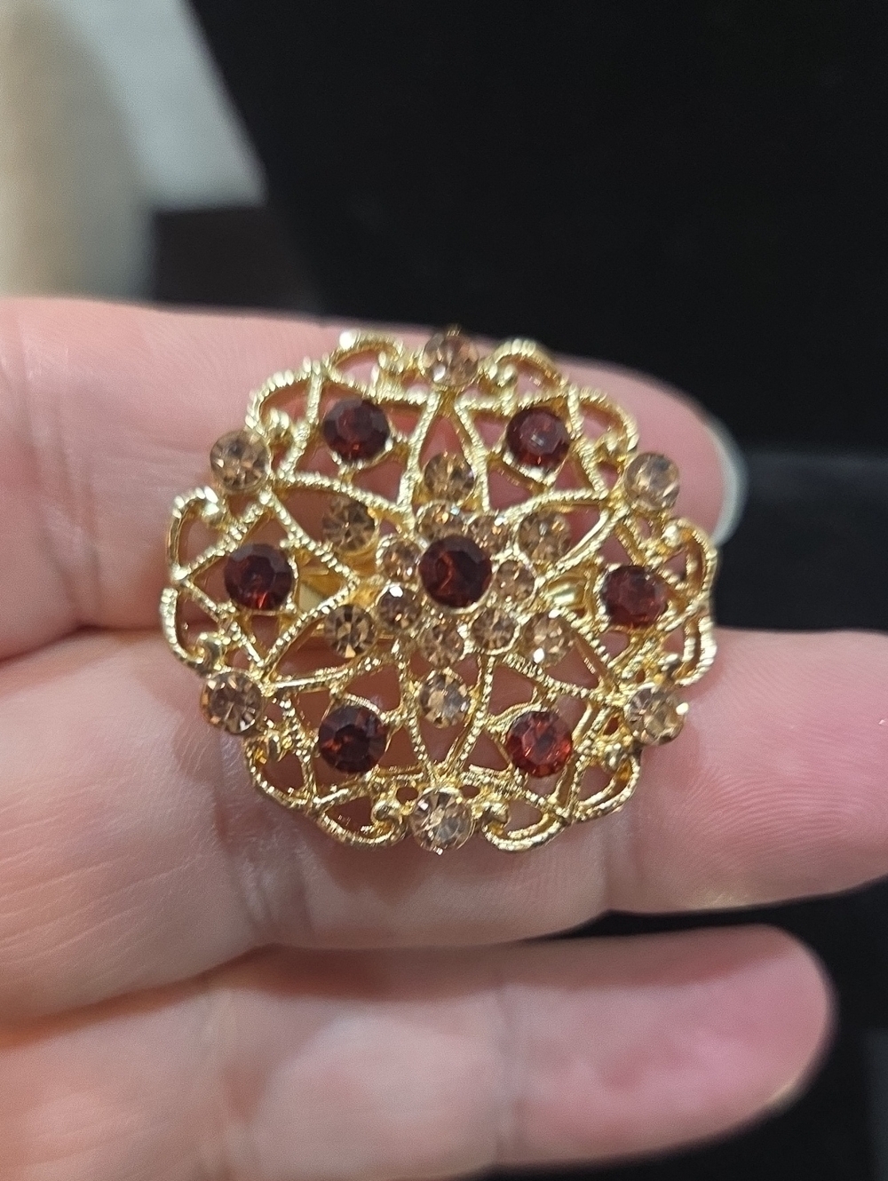 FILIGREE BROOCH WITH RED AND CHAPAGNE COLORED STONES